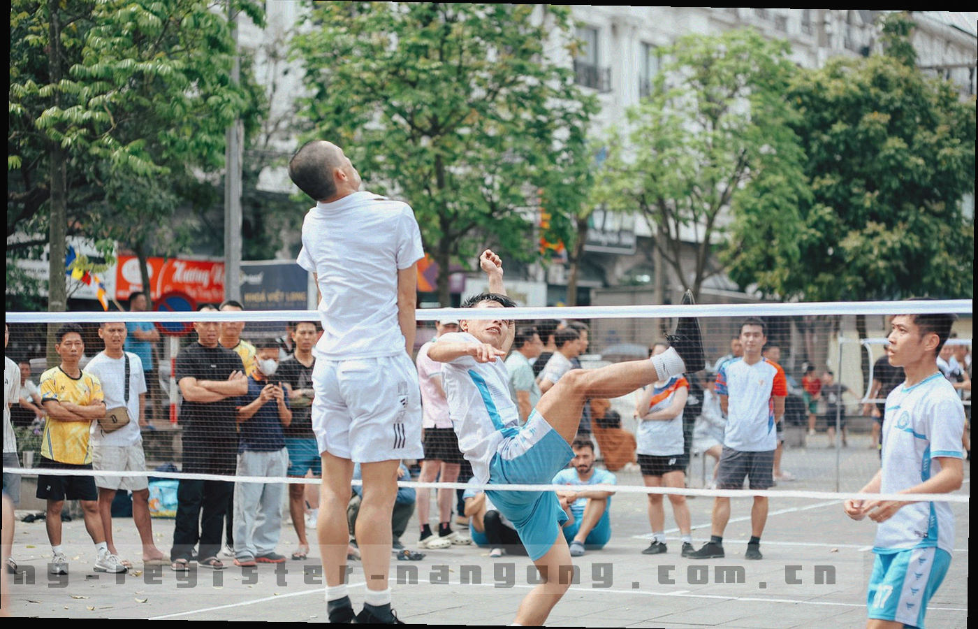 左右两队赛程并列排布在深色时间轴上，中间一条对照刻度线把相同轮次对齐，右侧客队为白字、左侧主队带青柠标记